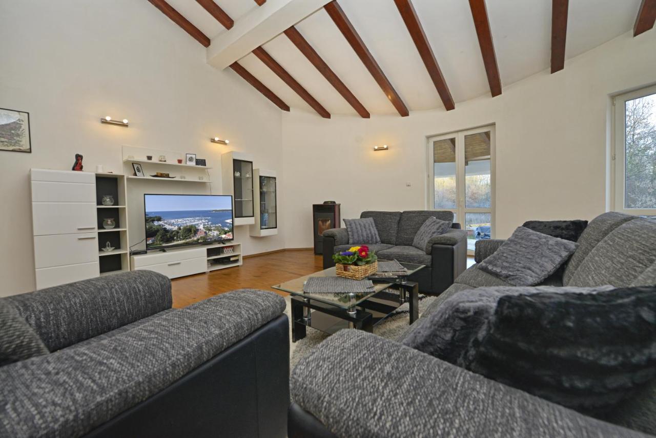 Villa Kristina Funtana Bagian luar foto